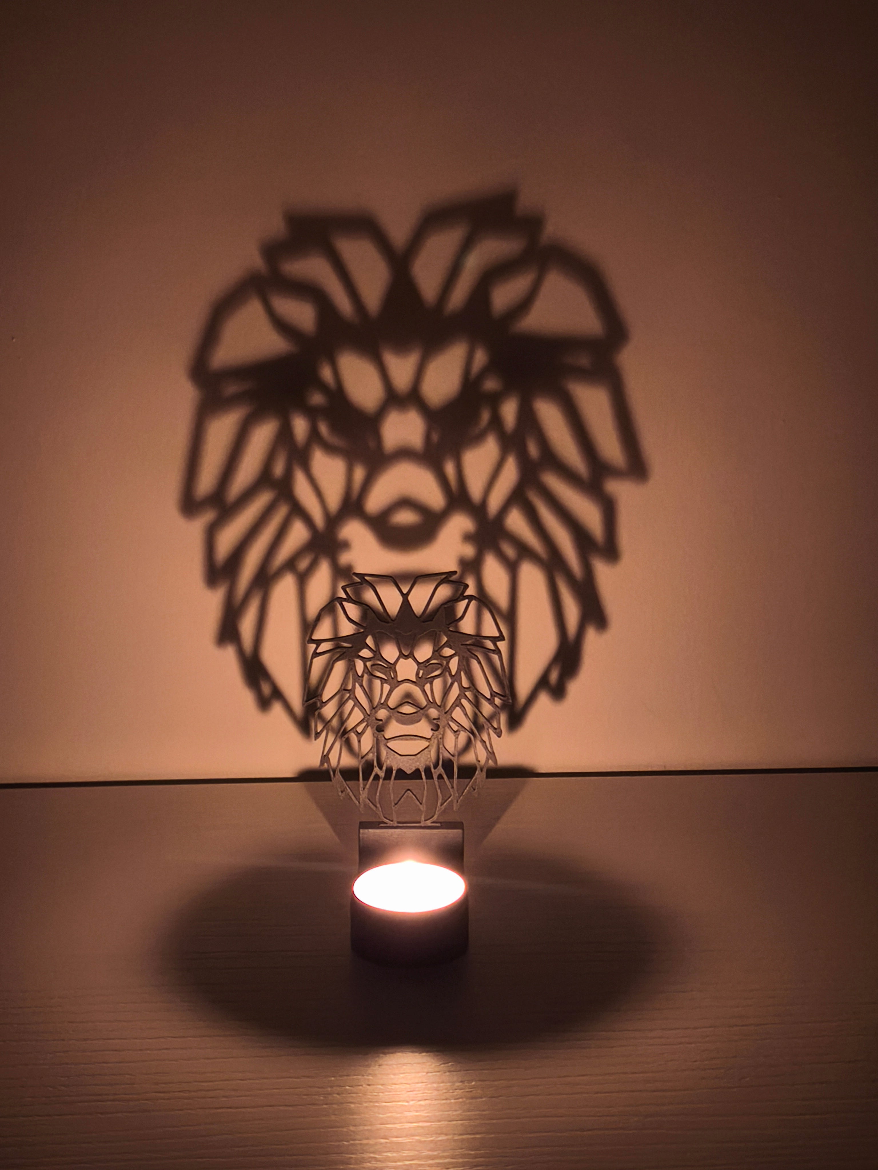 Geometrik Aslan Başı Tasarımlı Gölgeli Mumluk | Güç ve Liderlik Sembolü