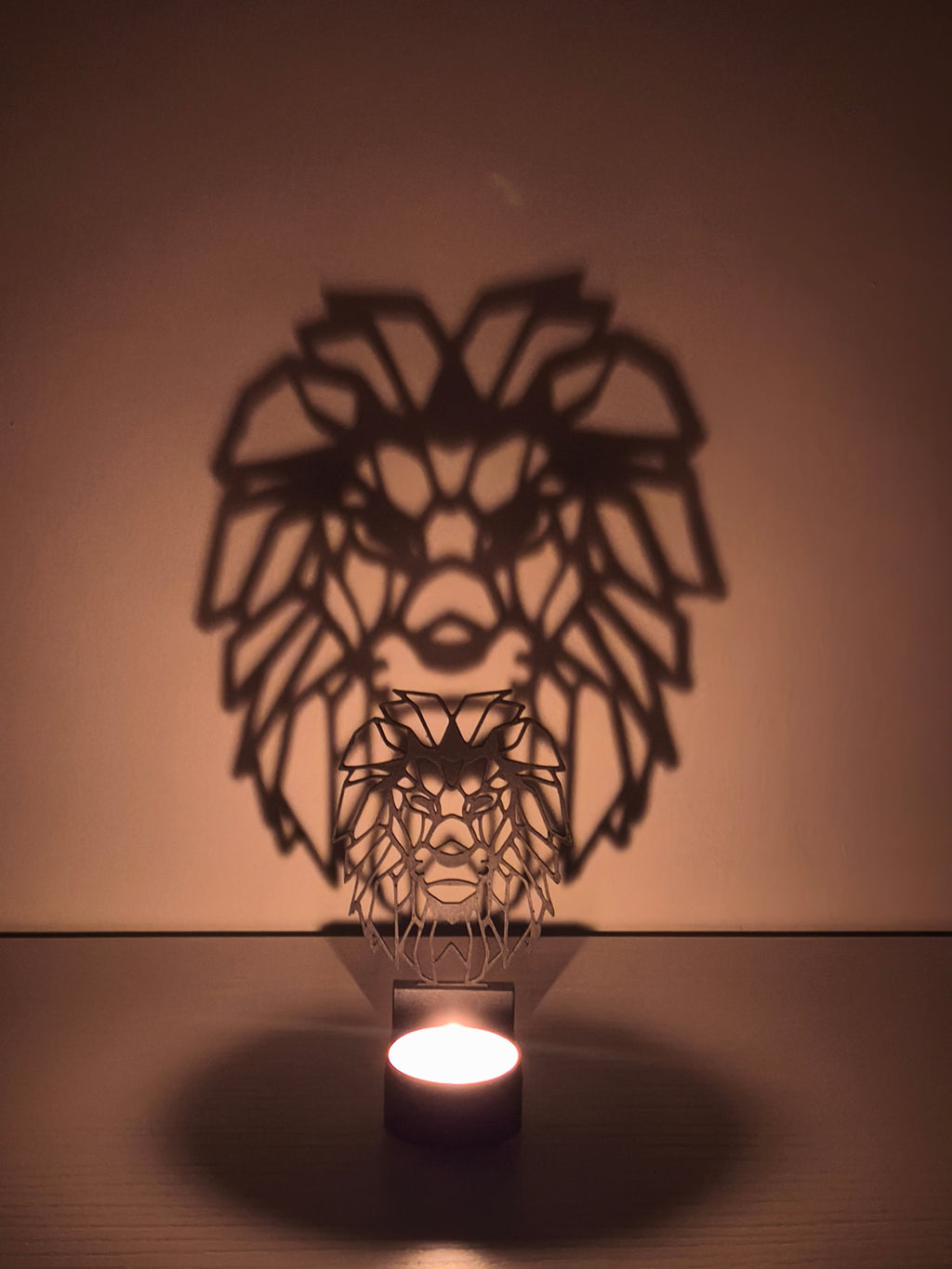 Geometrik Aslan Başı Tasarımlı Gölgeli Mumluk | Güç ve Liderlik Sembolü