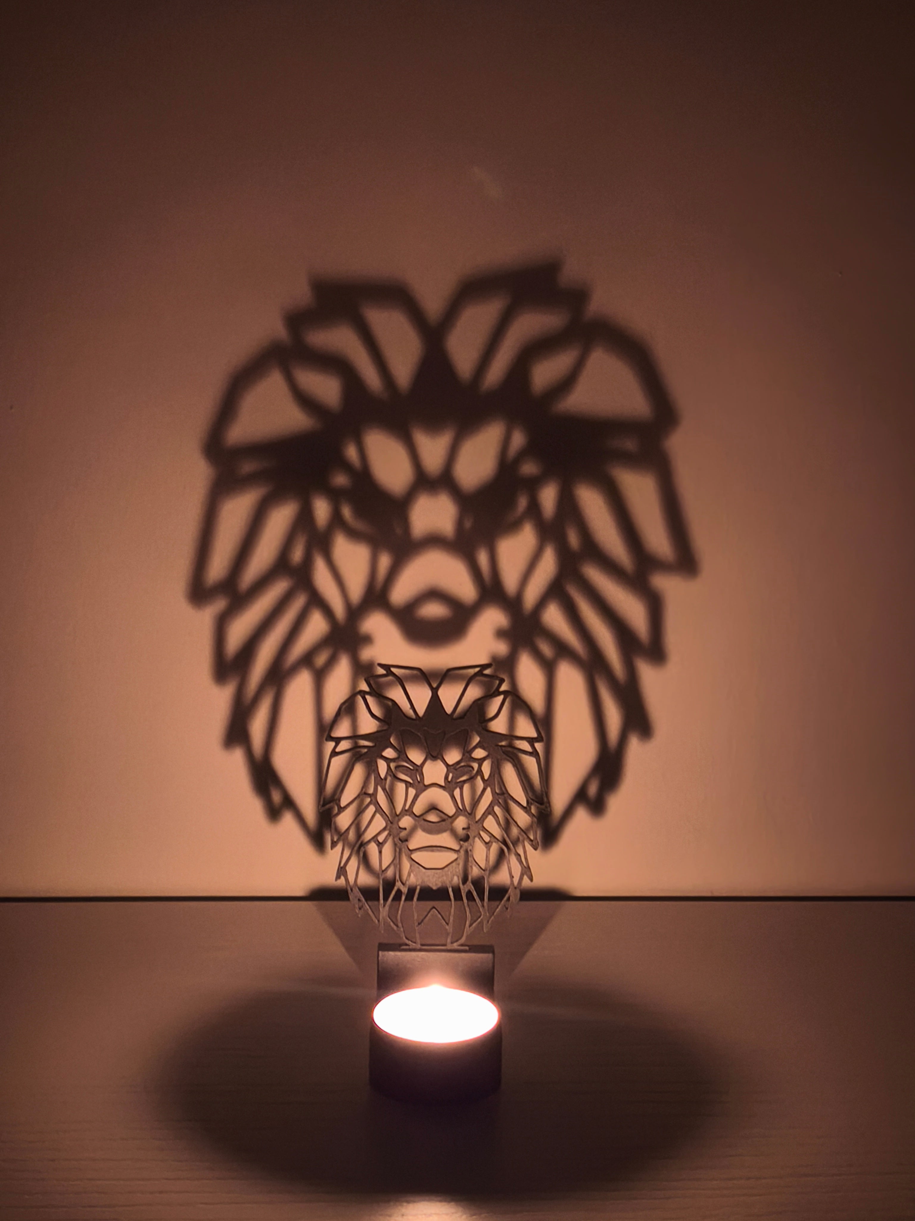 Geometrik Aslan Başı Tasarımlı Gölgeli Mumluk | Güç ve Liderlik Sembolü