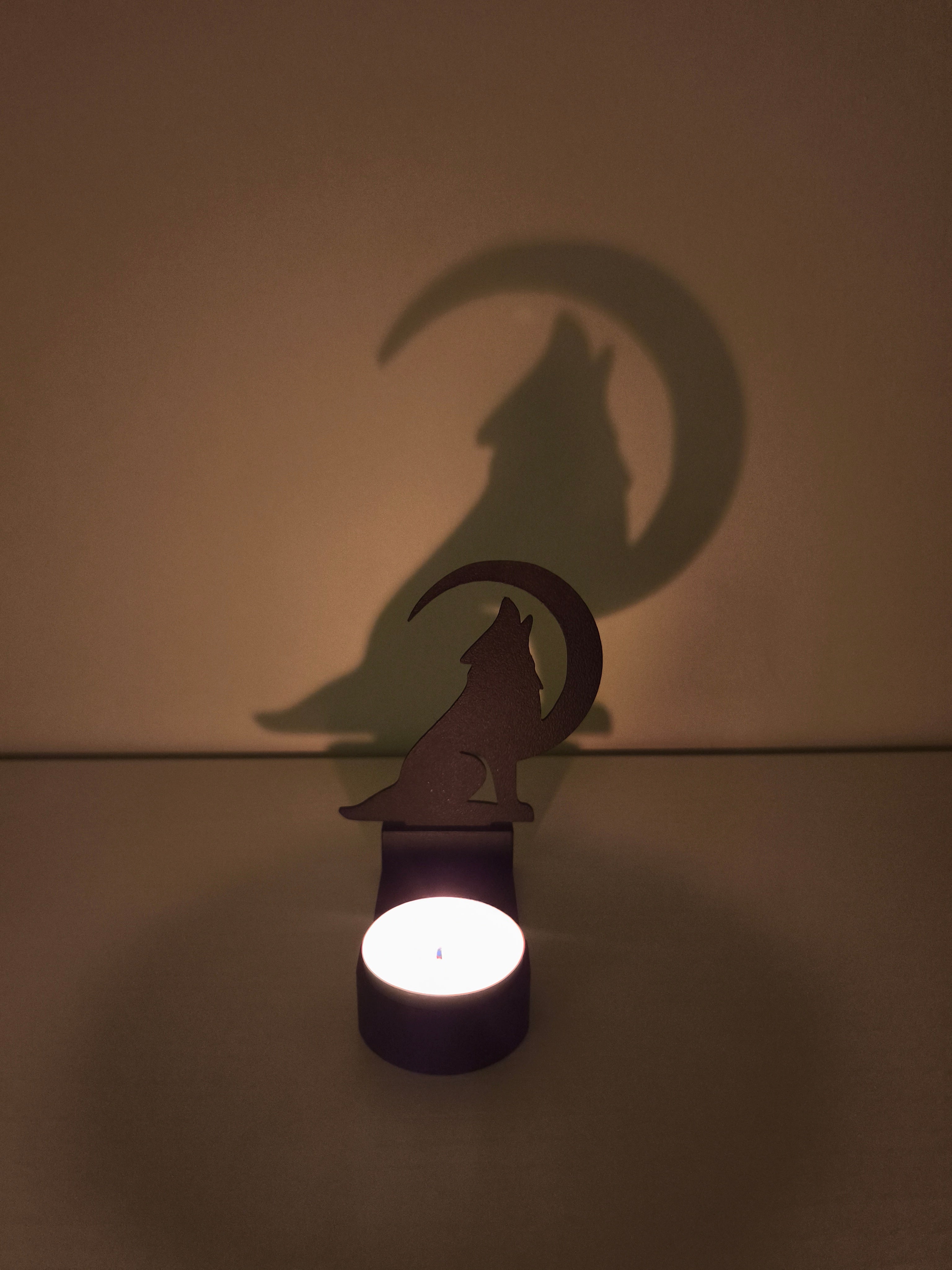 Uluyan Kurt ve Ay Temalı Gölgeli Mumluk | Vahşi Doğa Atmosferli Gece Lambası
