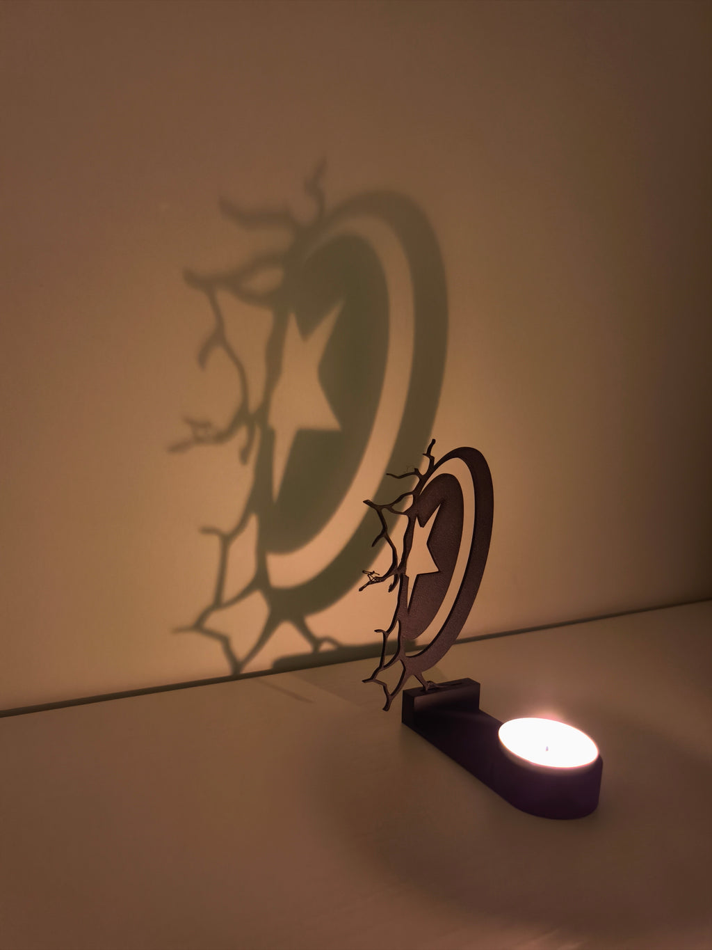 Kaptan Amerika Kalkanı Tasarımlı Gölgeli Mumluk | Dekoratif 3D Gece Lambası