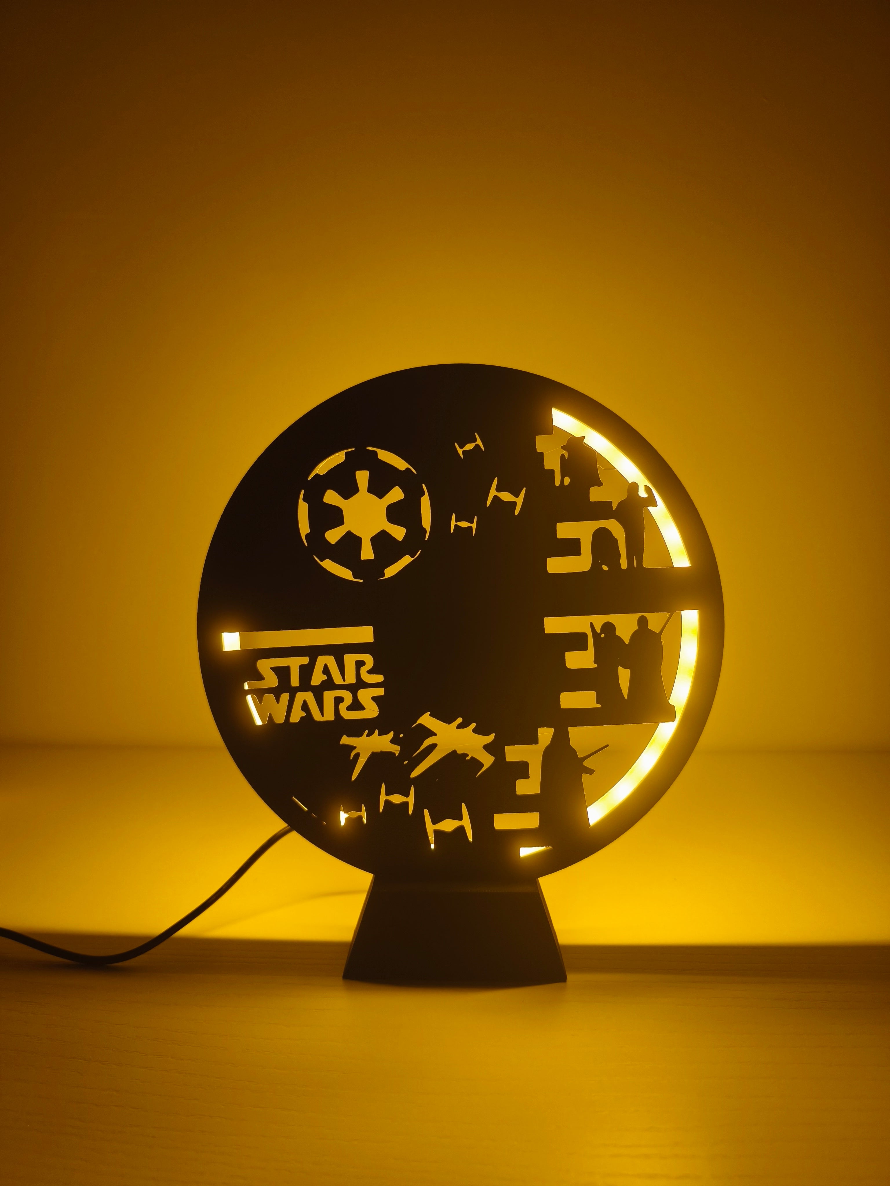 Galaksinin Işığı: Star Wars Ölüm Yıldızı ve Savaşçıları LED Lamba – Lambadess Özel Koleksiyon
