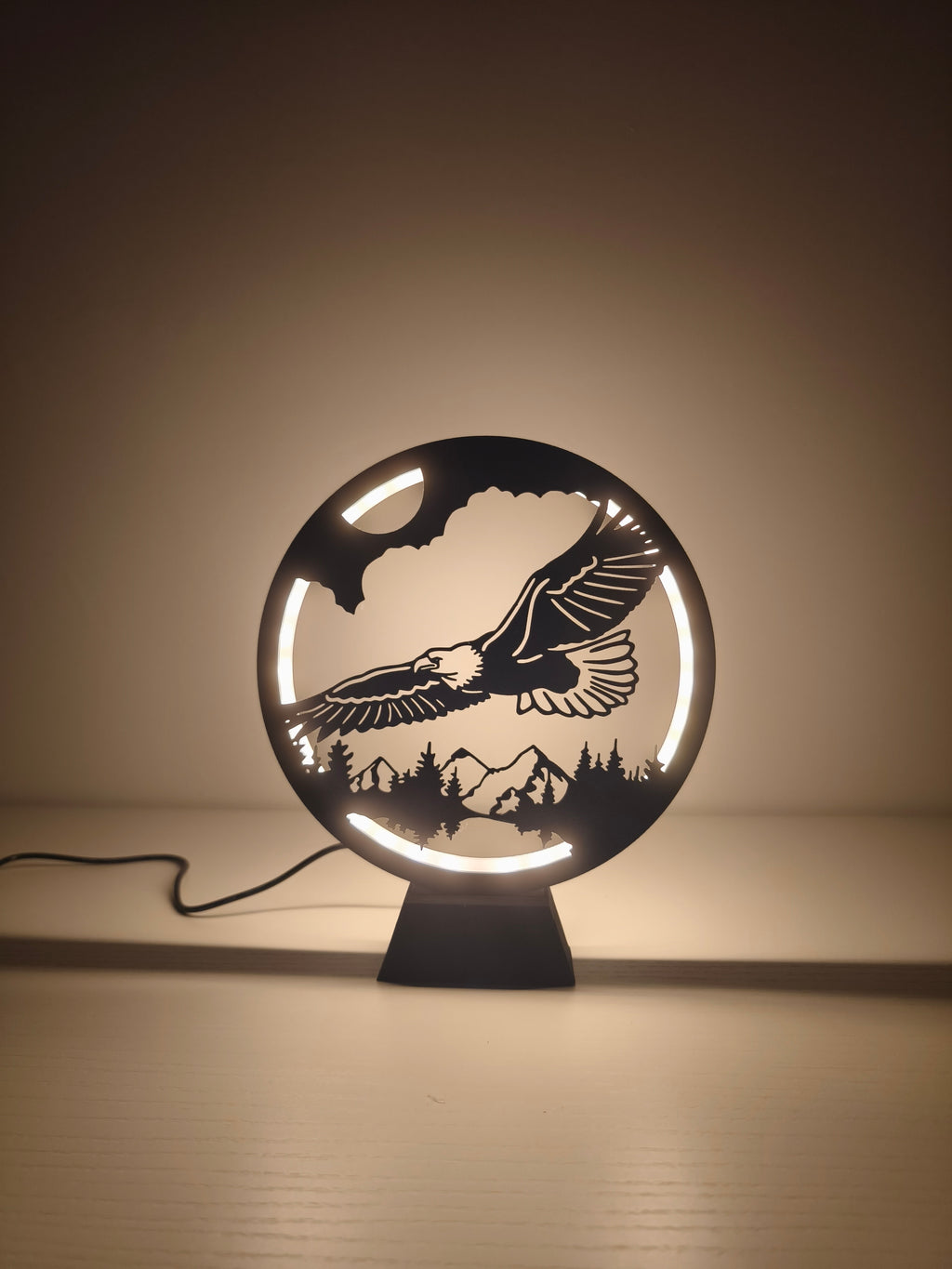 Özgürlük Ruhu: Kartal Siluet LED Lamba – Lambadess Doğa Serisi Özel Tasarım